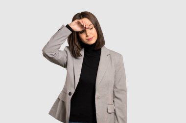 Genç iş kadını ile yorgun ve hasta ifade izole gri arka plan üzerinde