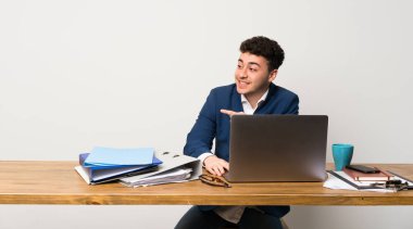Office işaret eden bir parmağa tarafa iş adamı