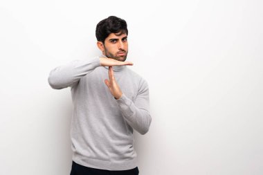 İzole beyaz duvar saat hareketi yapma genç adam