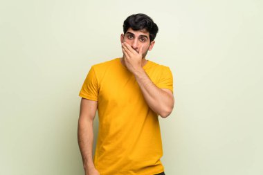 Genç adam pembe duvar ağız uygunsuz bir şey söylediğin için el ile kaplama