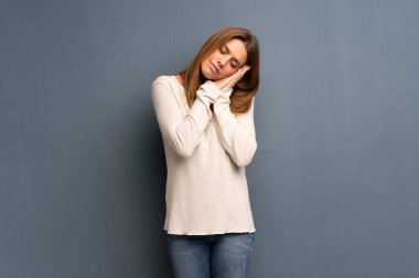 Gri arka plan yapma uyku hareketle dorable ifade sarışın kadın