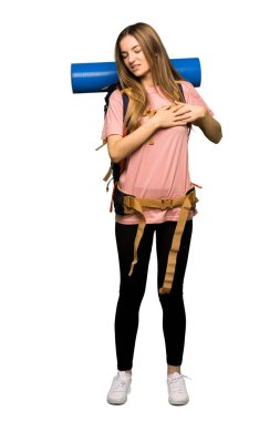 Tam vücut genç backpacker kadın izole arka plan üzerinde kalbinde bir acı çekiyor
