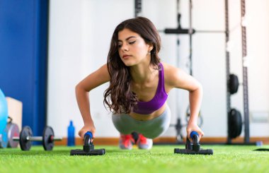 Genç kadın şınav bir spor salonunda spor