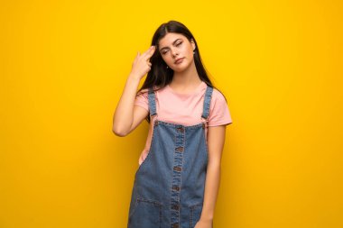 Genç kız intihar jest yapma sorunları olan sarı duvarın üzerinden