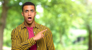 Şaşırttı ve yan bir parkta işaret eden genç afro Amerikalı adam