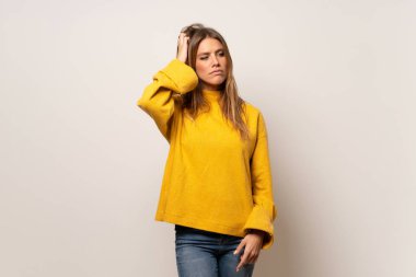 İzole duvarın kafa çizilmemesi süre şüpheleri üzerinden sarı kazaklı kadın