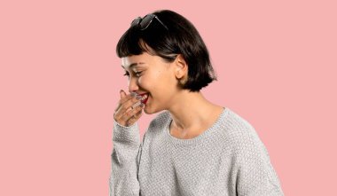 Kısa saçlı genç kadın acı ile öksürük ve izole pembe arka plan kötü hissediyor