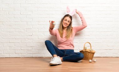 Tavşan kulakları Paskalya tatili kibirli ve kendini beğenmiş aşık için kendinizi kavramı giyen genç kadın