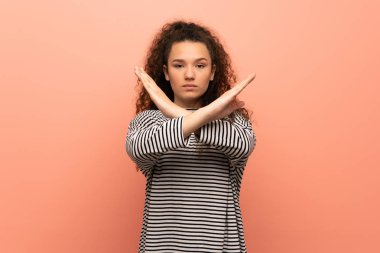 Genç kız pembe duvar yok jest yapma