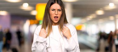 Genç doktor kadın bir hastane kötü bir durumda tarafından hayal kırıklığına