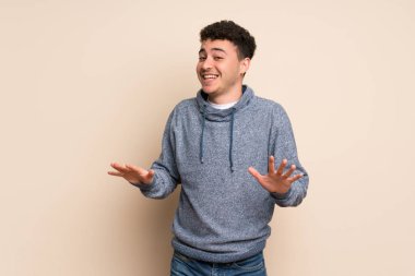 Gülümseyen izole duvar üzerinde genç adam