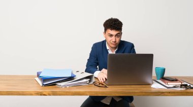 Üzgün hissediyor bir ofiste iş adamı