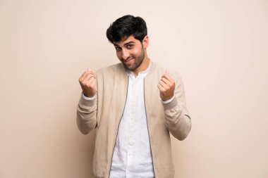 Yalıtılmış duvar para jest yapma genç adam