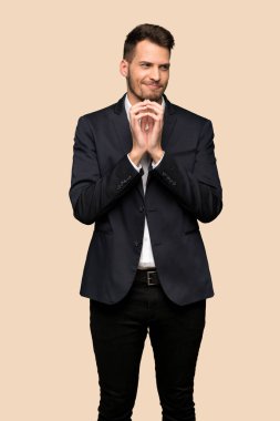 Bir şey Koyu sarı arka plan üzerinde entrikacı yakışıklı iş adamı