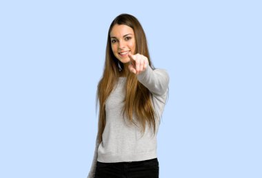 genç kız puan parmak size mavi zemin üzerine kendine güvenen bir ifade ile