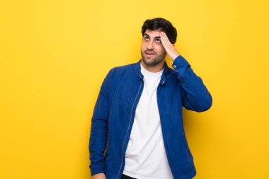 Mavi ceket ve sarı duvarın üzerinden adamla bir şeyin farkına vardım ve çözüm isteyen vardır