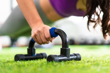 Genç kadın şınav bir spor salonunda spor