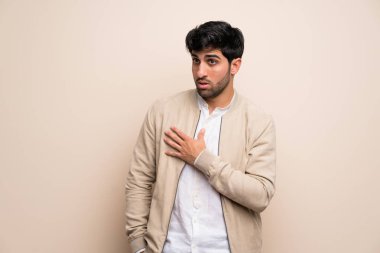 Genç adam şaşırttı ve doğru bakarken şok izole duvarın üzerinden