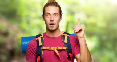 Dağın içinde parmak işaret bir fikir düşünce dağ backpacker adamla uzun yürüyüşe çıkan kimse