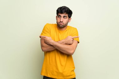 Pembe duvar şüpheleri laterallerin işaret eden genç adam