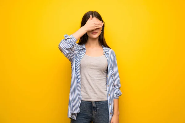 Chica Adolescente Sobre Pared Amarilla Cubriendo Los Ojos Con Las —  Fotos de Stock