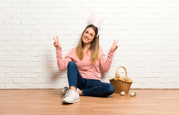 Young Woman Wearing Bunny Ears Easter Holidays Smiling Showing Victory — Stock Photo, Image