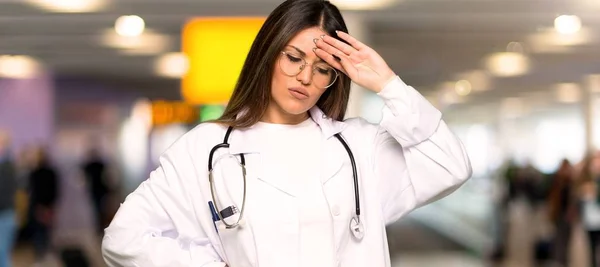 Jovem Médica Com Expressão Cansada Doente Hospital — Fotografia de Stock