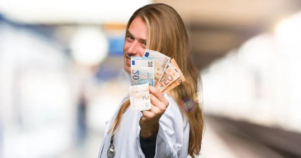 Doctor Hombre Tomando Montón Dinero Hospital —  Fotos de Stock