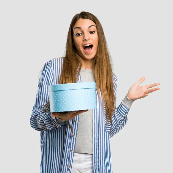 Menina Com Camisa Listrada Segurando Caixa Presente Mãos Sobre Fundo — Fotografia de Stock