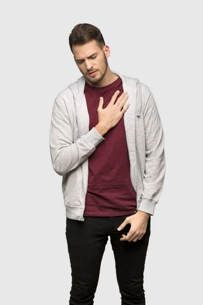 Hombre Con Sudadera Con Dolor Corazón Sobre Fondo Gris — Foto de Stock