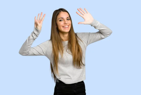 Junges Mädchen Zählt Neun Mit Den Fingern Auf Blauem Hintergrund — Stockfoto