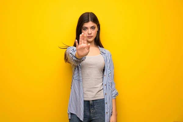 Adolescente Chica Sobre Amarillo Pared Haciendo Stop Gesture Negando Una — Foto de Stock