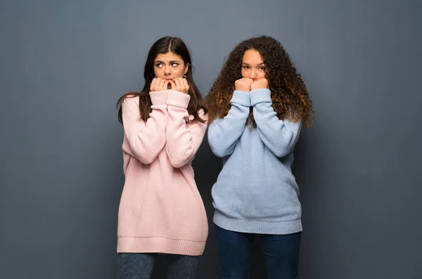 Adolescentes Amigos Nervosos Assustados Colocando Mãos Boca — Fotografia de Stock