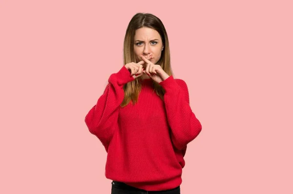 Giovane Donna Con Maglione Rosso Che Mostra Segno Silenzio Gesto — Foto Stock