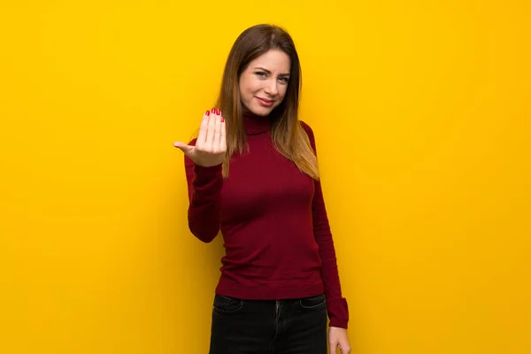 Woman Turtleneck Yellow Wall Inviting Come Hand Happy You Came — Stock Photo, Image