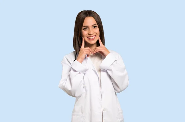 Jovem Doutora Sorrindo Com Uma Expressão Feliz Agradável Fundo Azul — Fotografia de Stock