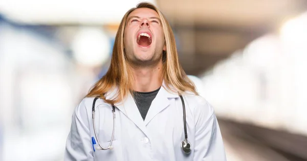 Doutor Homem Gritando Para Frente Com Boca Bem Aberta Hospital — Fotografia de Stock