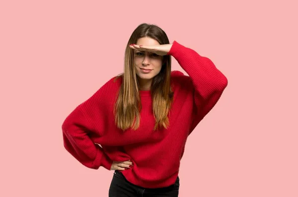 Junge Frau Mit Rotem Pullover Schaut Mit Der Hand Weit — Stockfoto