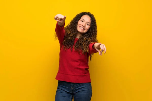 Adolescente Chica Con Suéter Rojo Sobre Pared Amarilla Señala Dedo —  Fotos de Stock