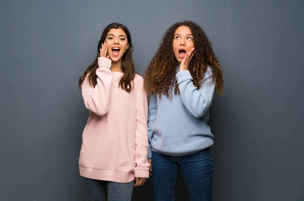 Amigos Adolescentes Com Expressão Facial Surpresa Chocada — Fotografia de Stock