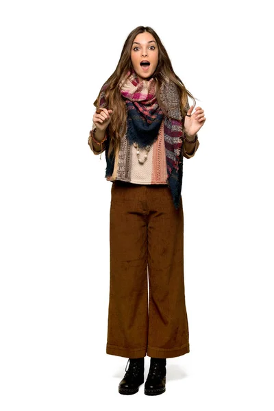 Celovečerní Snímek Mladé Hippie Ženy Překvapením Šokovaný Výraz Obličeje Izolované — Stock fotografie