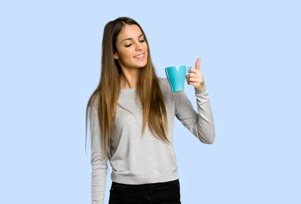 Jovem Segurando Uma Xícara Quente Café Fundo Azul — Fotografia de Stock