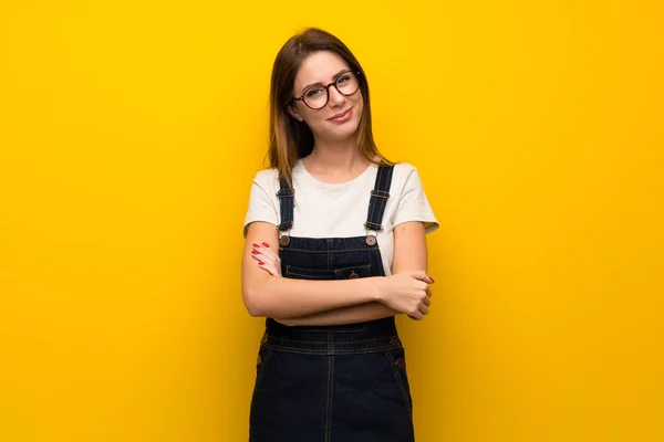 Vrouw Het Gele Muur Glimlachen — Stockfoto