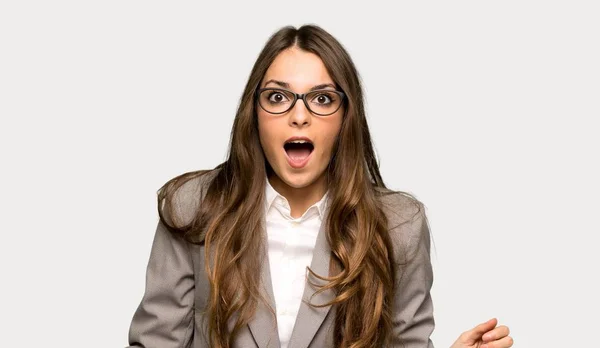 Geschäftsfrau Mit Überraschendem Und Schockiertem Gesichtsausdruck Vor Isoliertem Grauen Hintergrund — Stockfoto