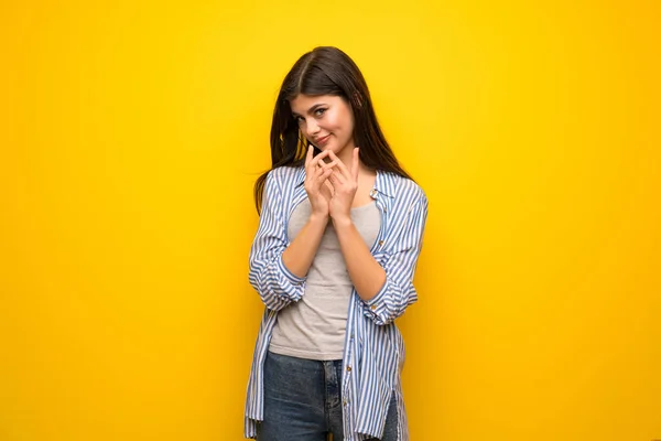 Adolescente Chica Sobre Amarillo Pared Intrigante Algo — Foto de Stock