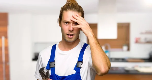 Workman Verrast Geschokt Gezichtsuitdrukking Een Huis — Stockfoto