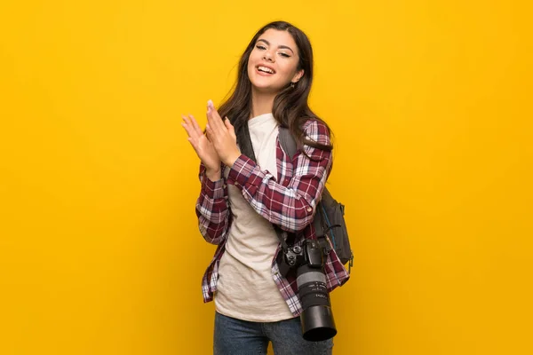 Photographe Adolescent Fille Sur Mur Jaune Applaudissements Après Présentation Dans — Photo