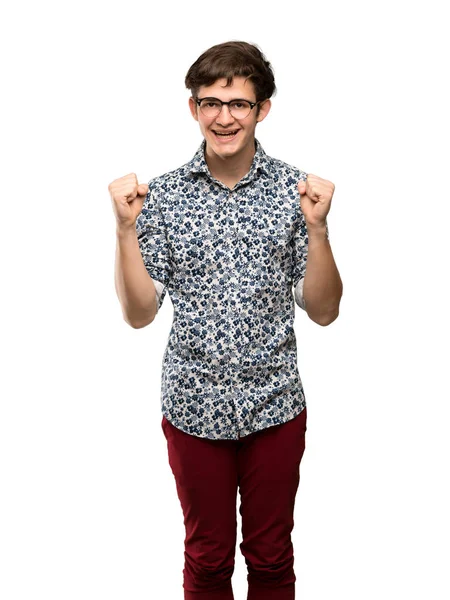 Adolescente Homem Com Camisa Flor Óculos Celebrando Uma Vitória Posição — Fotografia de Stock