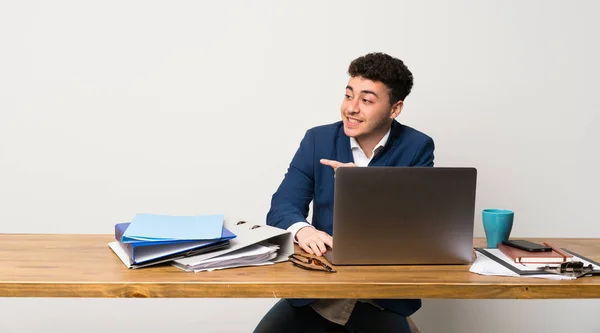 Homem Negócios Escritório Apontando Dedo Para Lado — Fotografia de Stock