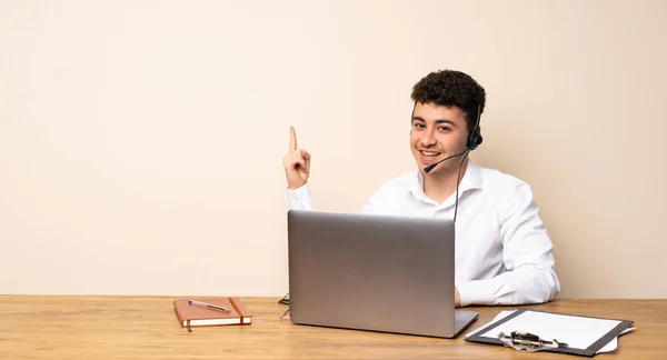 Telemarketer Mann Zeigt Und Hebt Einen Finger Zeichen Des Besten — Stockfoto